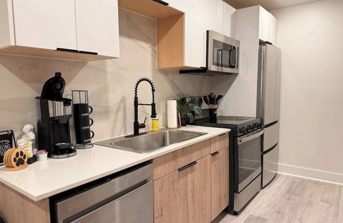 Peak's Suburban Addition Apartment | Downtown Dallas Hideaway W Free Parking Sleeps 4 Guests