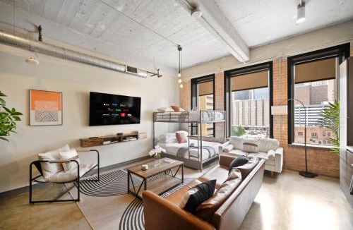 Downtown Dallas Apartment | Downtown Dallas Stay with Pool & Theater