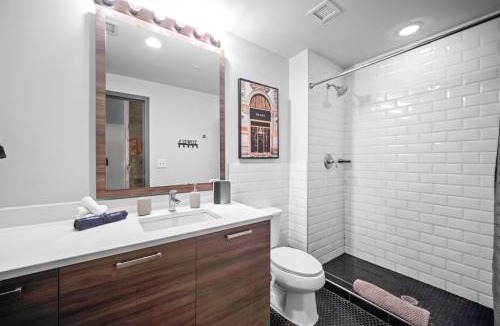 Downtown Dallas Apartment | Downtown Dallas Stay with Pool & Theater