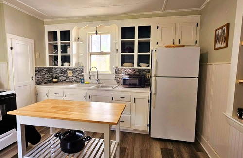 Waterville Apartment | Downtown Den/Sleeps 3/Washer/Dryer