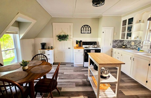 Waterville Apartment | Downtown Den/Sleeps 3/Washer/Dryer