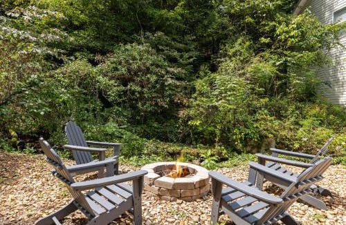 Gatlinburg House | Downtown Dolly is a 2 bed 2bath creekside cottage only a half mile from downtown Gatlinburg