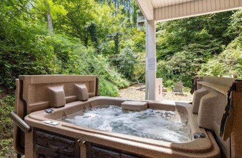 Gatlinburg House | Downtown Dolly is a 2 bed 2bath creekside cottage only a half mile from downtown Gatlinburg