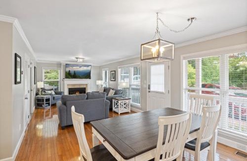 Gatlinburg House | Downtown Dolly is a 2 bed 2bath creekside cottage only a half mile from downtown Gatlinburg