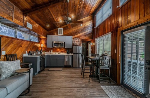 Dunedin Apartment | Downtown Dunedin B&B - Rustic Cabin Studio with Heated Pool