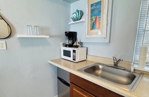 Dunedin Cottage | Downtown Dunedin Main Street Retreat