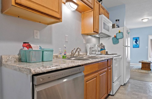 Dunedin Cottage | Downtown Dunedin Main Street Retreat