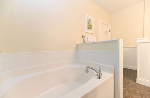 Edenton Bed & Breakfast | Downtown Edenton Boutique Hotel Queen Suite Breakfast included