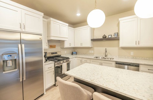 Egg Harbor Condo | Downtown Egg Harbor Luxury Condo - 2 King Suites
