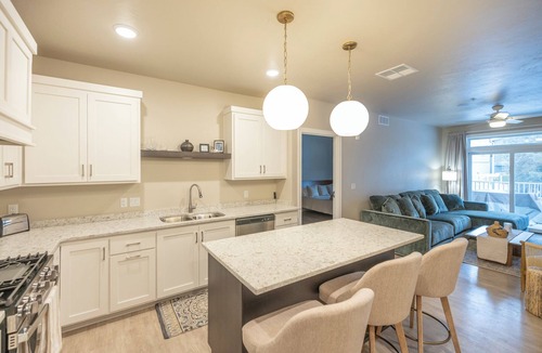 Egg Harbor Condo | Downtown Egg Harbor Luxury Condo - 2 King Suites