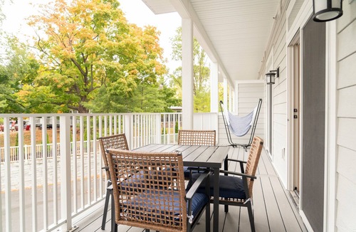 Egg Harbor Condo | Downtown Egg Harbor Luxury Condo - 2 King Suites