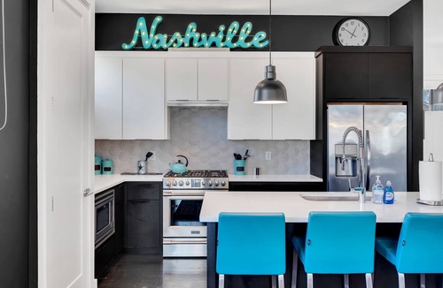Edgehill House | Downtown - Elegant & Cozy - Skyline Views!