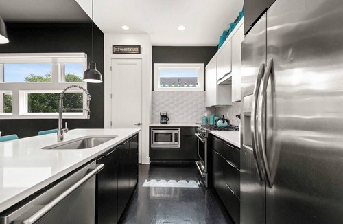 Edgehill House | Downtown - Elegant & Cozy - Skyline Views!