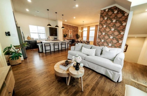 Northside House | Downtown Escape. Backyard, Game-room & Free Parking