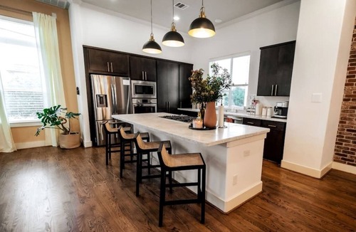Northside House | Downtown Escape. Backyard, Game-room & Free Parking