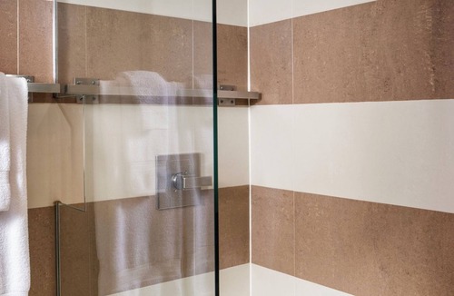 Downtown Portland Hotel | Downtown Escape: Unwind in Your Comfortable Room Across Waterfront Park