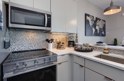 Hadley - Washington Condo | Downtown Exquisite Couples Weekend Getaway+Parking