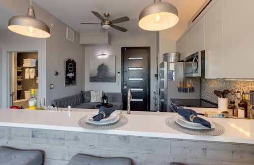 Hadley - Washington Condo | Downtown Exquisite Couples Weekend Getaway+Parking