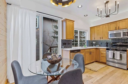 Southside House | Downtown Flag | Immaculate Design | AC | Pet-Friendly!