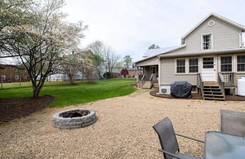 Floyd House | Downtown Floyd Retreat