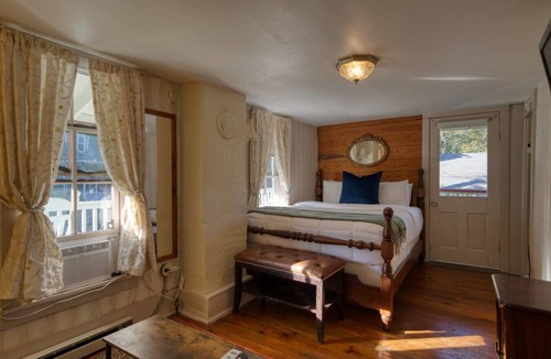 Eureka Springs Historic District Hotel | Downtown Four Poster Piedmont