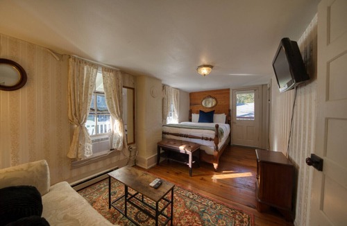 Eureka Springs Historic District Hotel | Downtown Four Poster Piedmont