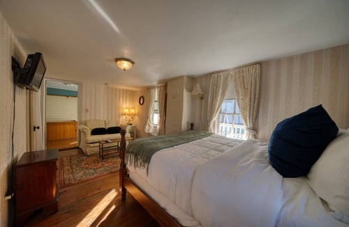 Eureka Springs Historic District Hotel | Downtown Four Poster Piedmont