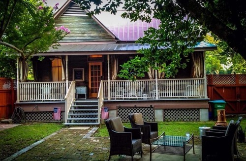 Natchez House | Downtown, Free wine, Courtyard, Porches, 1885, Keyless, Private