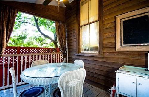 Natchez House | Downtown, Free wine, Courtyard, Porches, 1885, Keyless, Private