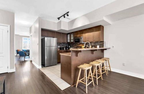 Burlington House | Downtown Gem - 3min to Lakefront - King Bed