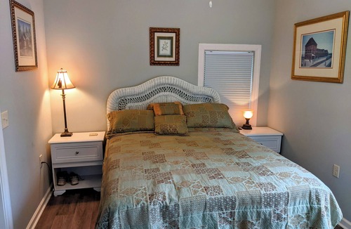 Historic District Apartment | Downtown Gem