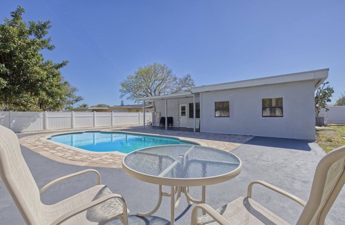 Palm Beach Gardens House | Downtown Gem: Pool + Game Room