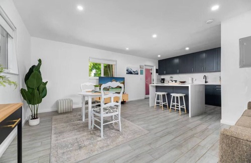 Croissant Park Apartment | Downtown Getaway 2