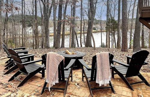 Cary House | Downtown Haven - 4 Bedrooms & 3.5 Baths, 2 King Bedrooms with Ensuite Baths