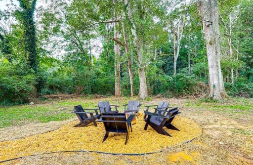 Heflin House | Downtown Heflin Cottage with Deck and Fire Pit!