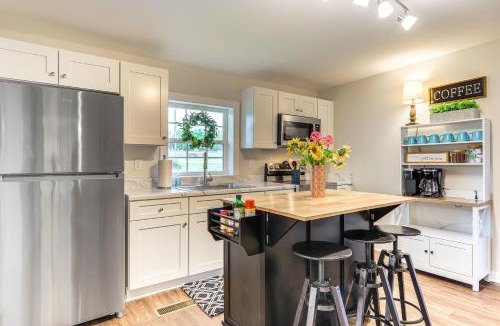 Heflin House | Downtown Heflin Cottage with Deck and Fire Pit!