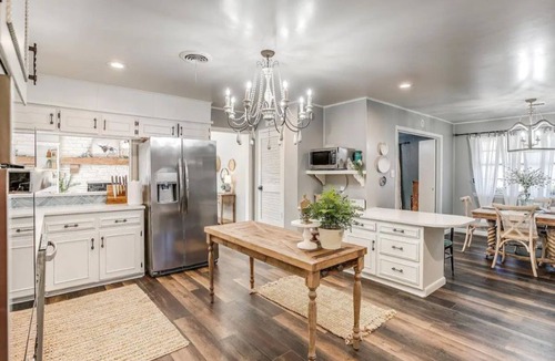 Hico House | Downtown Hico home, just steps away from shopping!