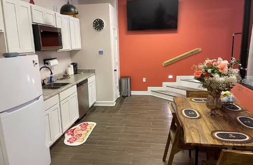 Uptown Apartment | Downtown Hideaway for 6!