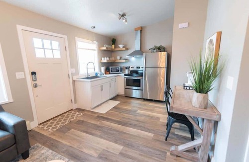 Palmer Bed & Breakfast | Downtown Hideaway Walk to Coffee, Bars & Dining