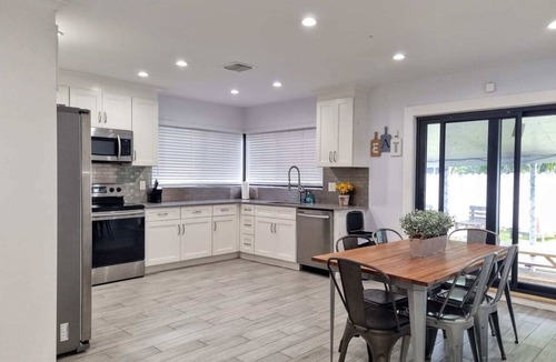 Little Ranches House | Downtown Hollywood - 3 Miles to Beach! Sleeps 8 - Large Backyard with Grill