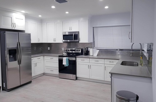Little Ranches House | Downtown Hollywood - 3 Miles to Beach! Sleeps 8 - Large Backyard with Grill