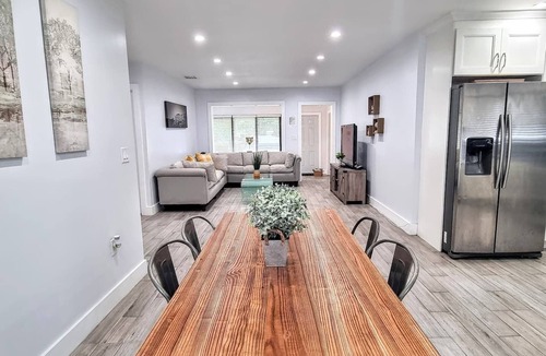 Little Ranches House | Downtown Hollywood - 3 Miles to Beach! Sleeps 8 - Large Backyard with Grill