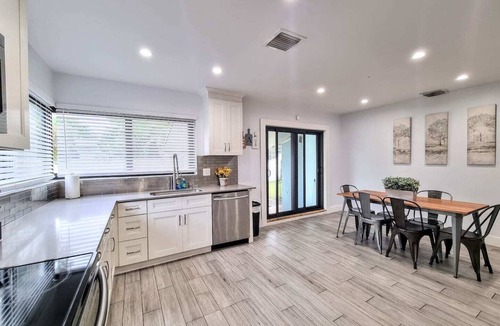 Little Ranches House | Downtown Hollywood - 3 Miles to Beach! Sleeps 8 - Large Backyard with Grill