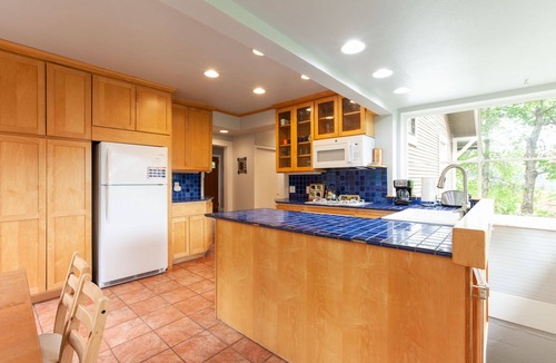 Hood River House | Downtown home, large deck, short walk to the heart of Hood River! Pet Friendly!