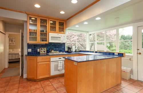 Hood River House | Downtown home, large deck, short walk to the heart of Hood River! Pet Friendly!