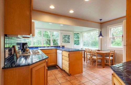 Hood River House | Downtown home, large deck, short walk to the heart of Hood River! Pet Friendly!