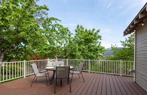 Hood River House | Downtown home, large deck, short walk to the heart of Hood River! Pet Friendly!