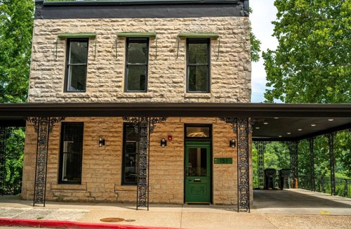 Eureka Springs Historic District Condo | Downtown+HotTub+Wifi+FreeParking @151 Spring Ste F