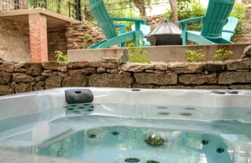 Eureka Springs Historic District Condo | Downtown+HotTub+Wifi+FreeParking @151 Spring Ste C