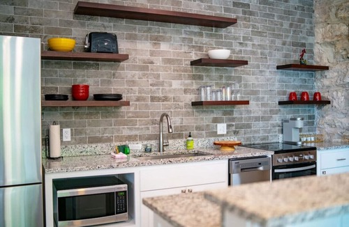 Eureka Springs Historic District Condo | Downtown+HotTub+Wifi+FreeParking @151 Spring Ste C